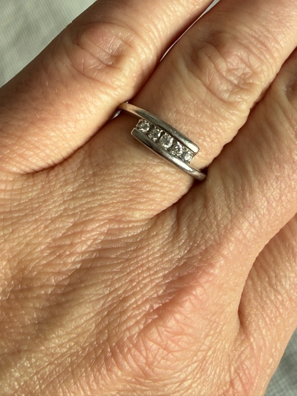 10k White Gold and 1/8 carat natural diamond ring size 7 - Picture 2 of 3